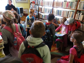 Knihovna Kladoruby - interiér - děti ze třídy 2.D